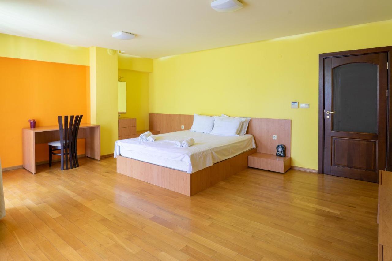 Central Flat With Monster Living Room Varna Exteriör bild